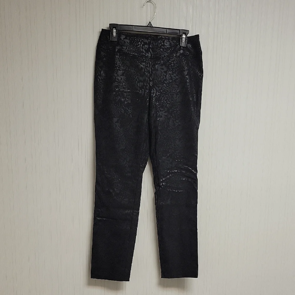 NIC+ZOE Wonderstretch Embossed Black Pants. Women's 6. Pull-on business casual